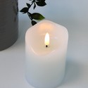 LED Bloklys 10cm høj, flammeeffekt, hvid - Ø7,5cm, 10cm høj, virker med fjernbetj, timer, ægte stearin