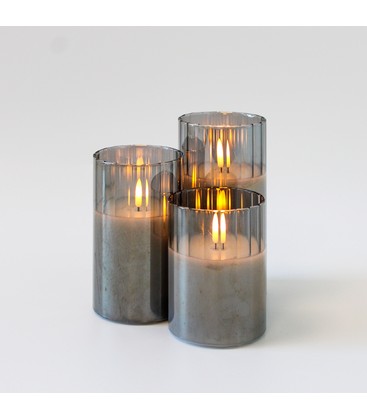 LED Bloklys sæt i røgfarvet glas Ø7,5cm, 3 stk, flammeeffekt - Inkl. fjernbetjening og timer, 10/12,5/15cm høj, ægte stearin LED Bloklys sæt i røgfarvet glas Ø7,5cm, 3 stk, flammeeffekt - Inkl. fjernbetjening og timer, 10/12,5/15cm høj, ægte stearin