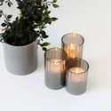 LED Bloklys sæt i røgfarvet glas Ø7,5cm, 3 stk, flammeeffekt - Inkl. fjernbetjening og timer, 10/12,5/15cm høj, ægte stearin