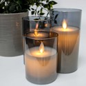 LED Bloklys sæt i røgfarvet glas Ø7,5cm, 3 stk, vippende flamme - Inkl. fjernbetjening og timer, 10/12,5/15cm høj, ægte stearin