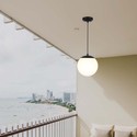 Loftshængt lampe (1*E27) - mat sort, opal plastik kugle.