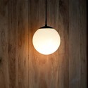 Loftshængt lampe (1*E27) - mat sort, opal plastik kugle.