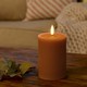 LED Bloklys 10cm høj, smelte-look, flammeeffekt - Ø7,5cm, 10cm høj, virker m. fjernbetj (ikke inkl.), ægte stearin, flot brun